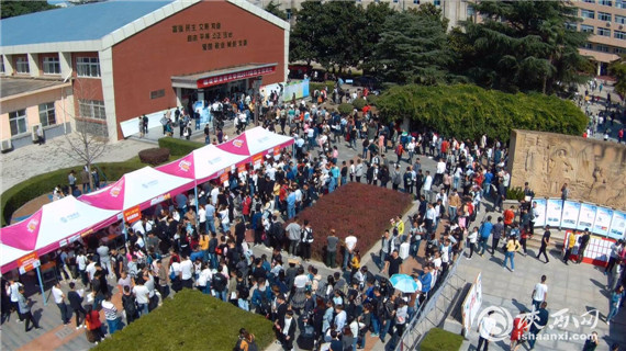 杨凌职院迎近7000名新生入学报到现场